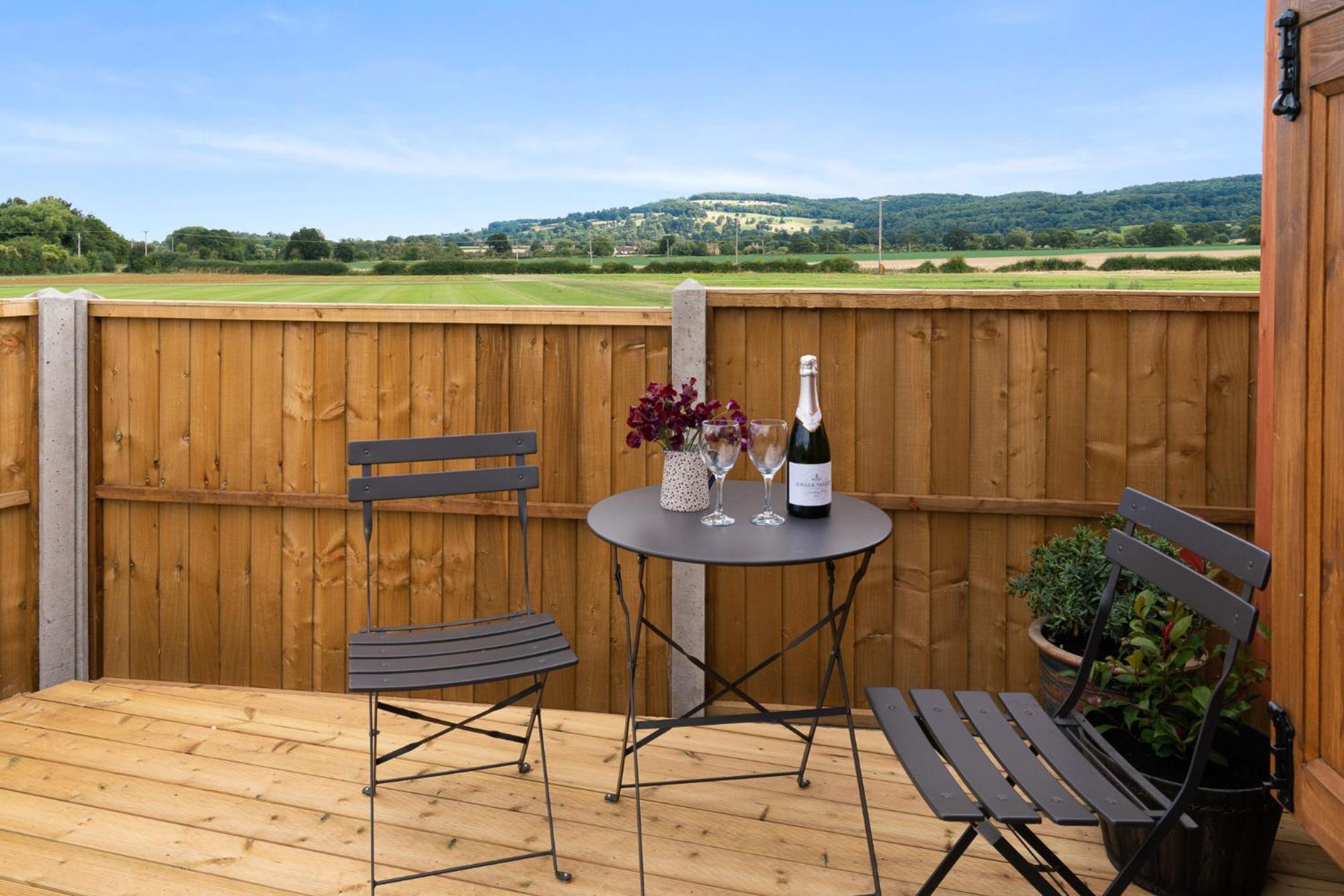 Outbak Shepherds Hut Cheltenham Esterno foto