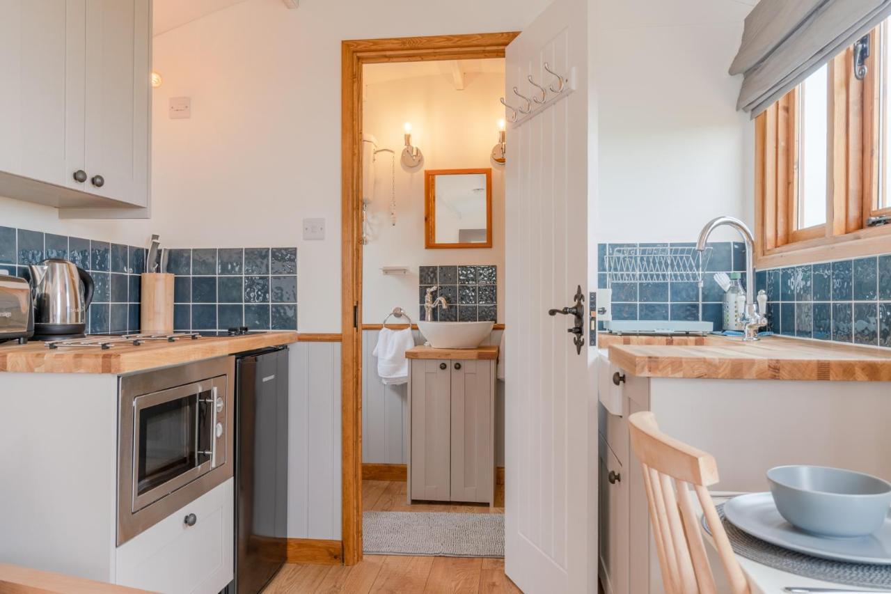 Outbak Shepherds Hut Cheltenham Esterno foto
