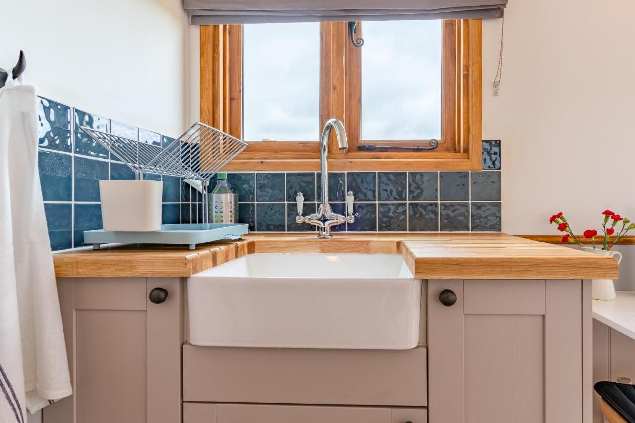 Outbak Shepherds Hut Cheltenham Esterno foto